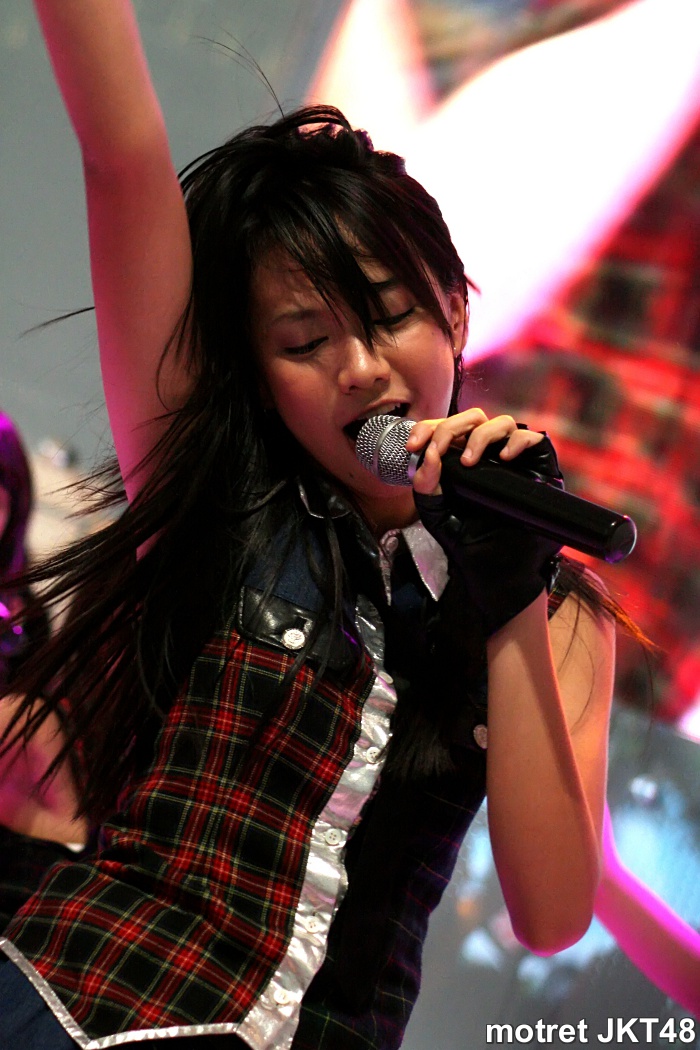 Shania Junianatha (Shanju) JKT48 di Indonesia International Motor Show 2013