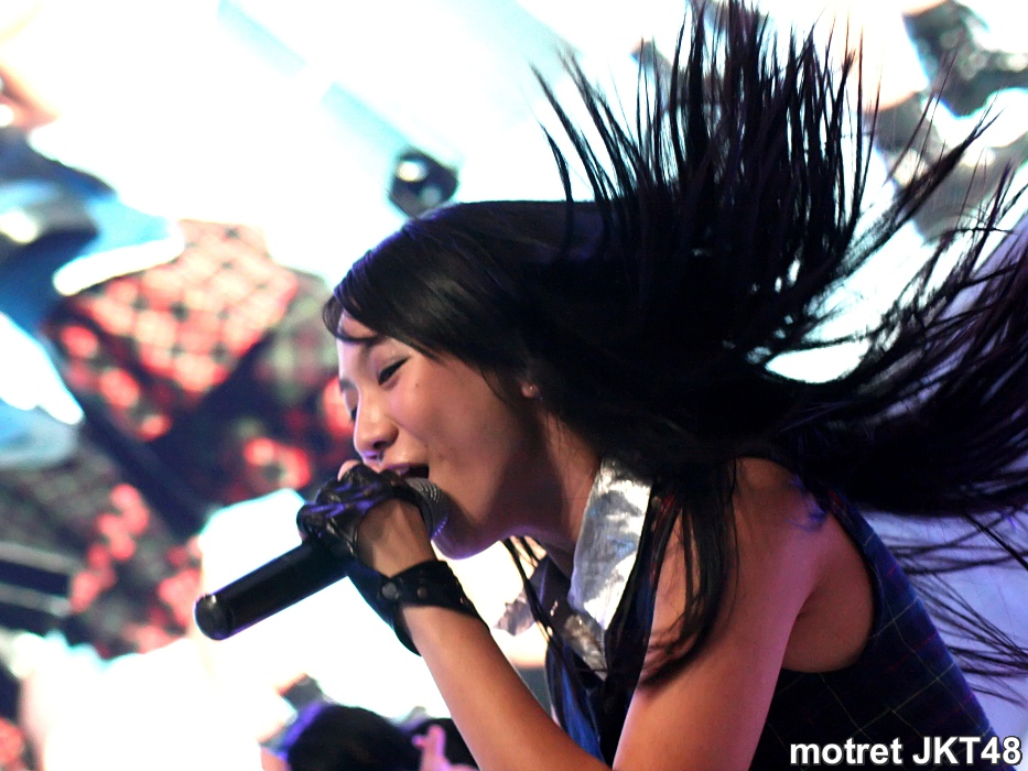 Shania Junianatha JKT48 di Indonesia International Motor Show 2013