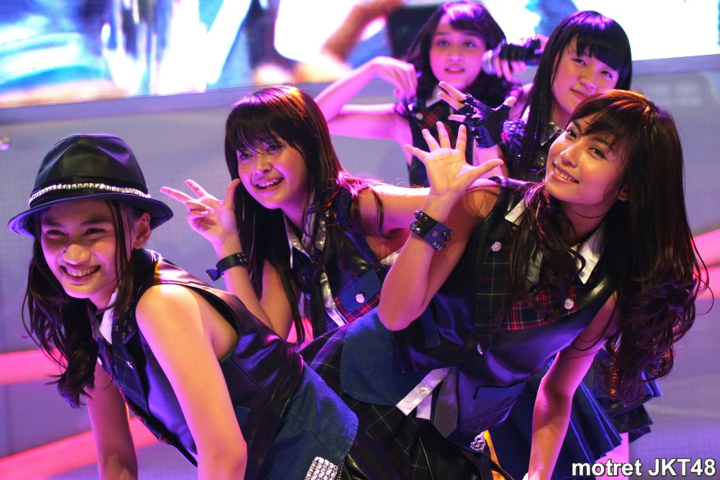 JKT48 di Indonesia International Motor Show (IIMS) 2013