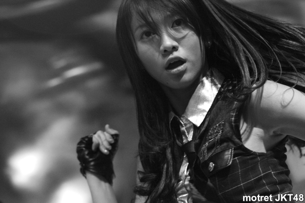 Shania Junianatha (Shanju) JKT48 di Indonesia International Motor Show (IIMS) 2013