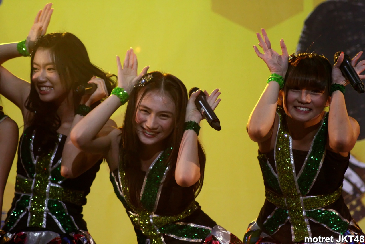 Melody, Hanna, Stella JKT48 di EFestival 2013