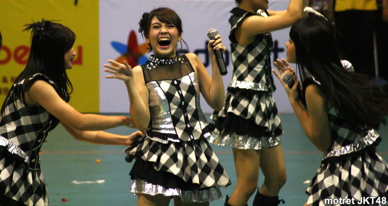 Sonia, Nabilah, Delima JKT48 di Final Liga Basket Operator (LBO) Indosat 2013