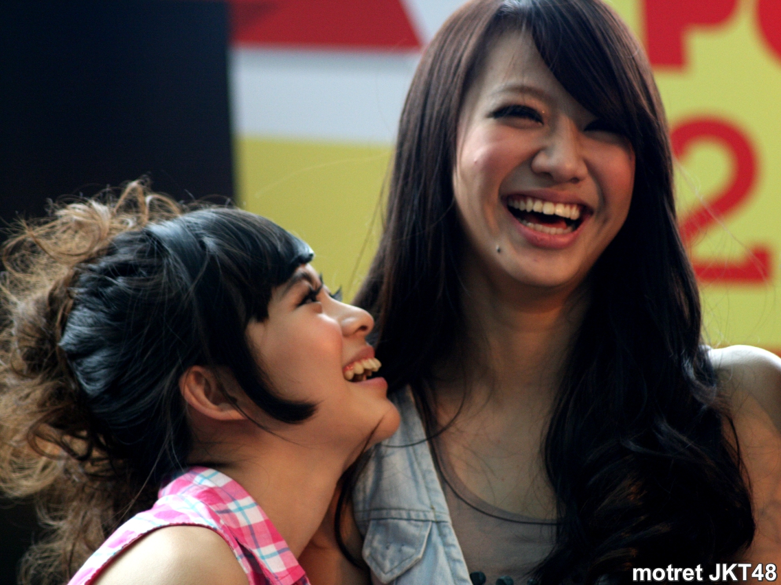 Shania Junianatha (Shanju) & Cindy Yuvia (Yupi) JKT48 di Asia Kawaii Way PPKI 2013