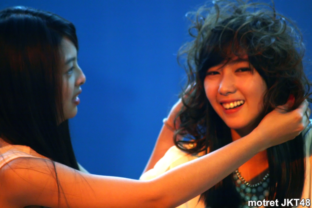 Jessica Vania (Jeje) & Rezky Wiranty Dhike JKT48 di Asia Kawaii Way PPKI 2013