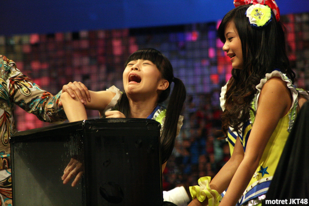Cindy Yuvia (Yupi Cindvia) & Noella Sisterina JKT48 Campur-Campur ANTV 16/12/2013