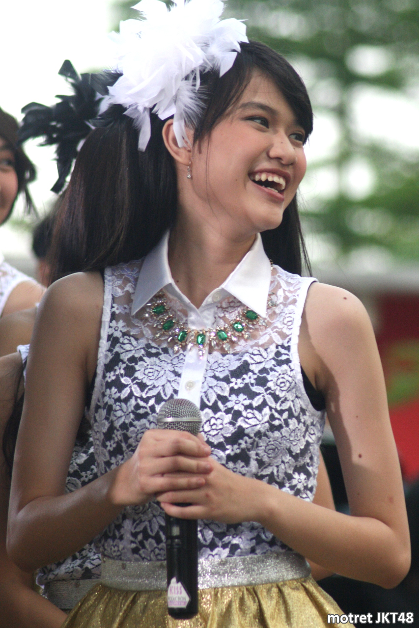 Dwi Putri Bonita -Uty- JKT48 Pesbukers ANTV Jakarta 04-04-2014