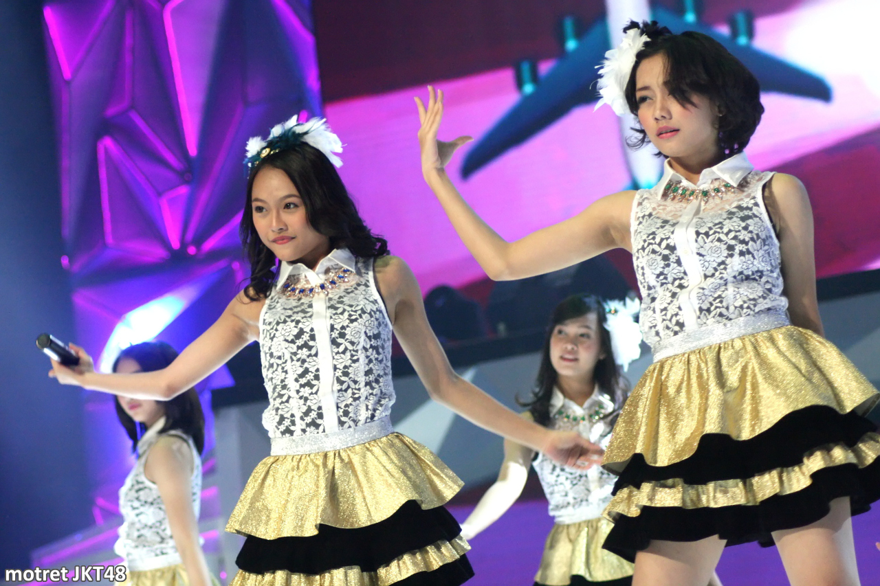 Rona Anggreani -Ayen- dan Viviyona Apriani -Yona- JKT48 Launching Rajawali Televisi RTV Jakarta 05-05-2014