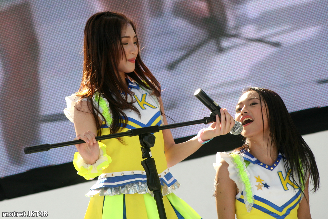 Shinta Naomi dan Rona Anggreani -Ayen- JKT48 Mandiri Karnaval Nusantara Jakarta 04-05-2014