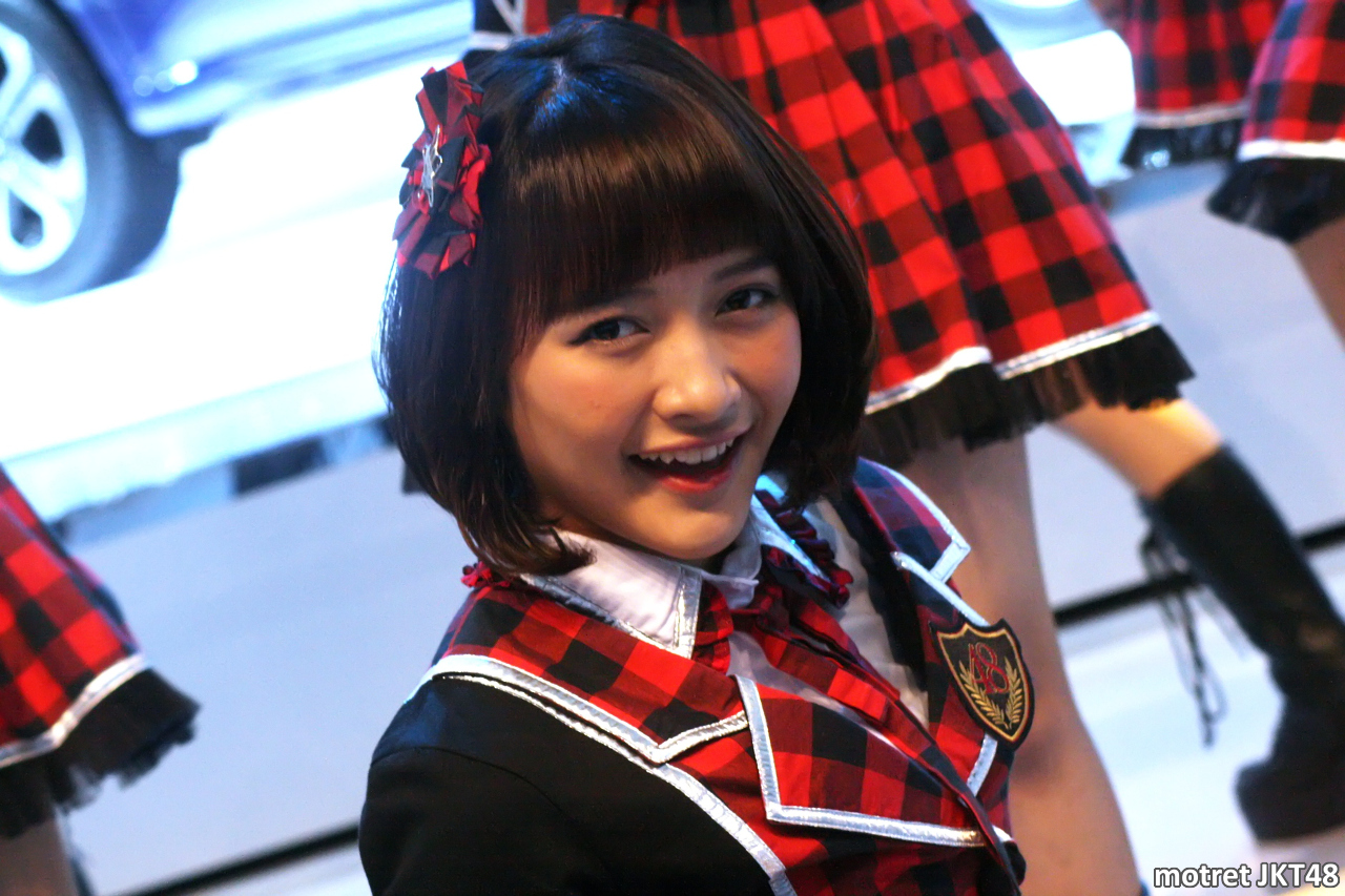 Devi Kinal Putri JKT48 Indonesia International Motor Show IIMS Jakarta 27-09-2014