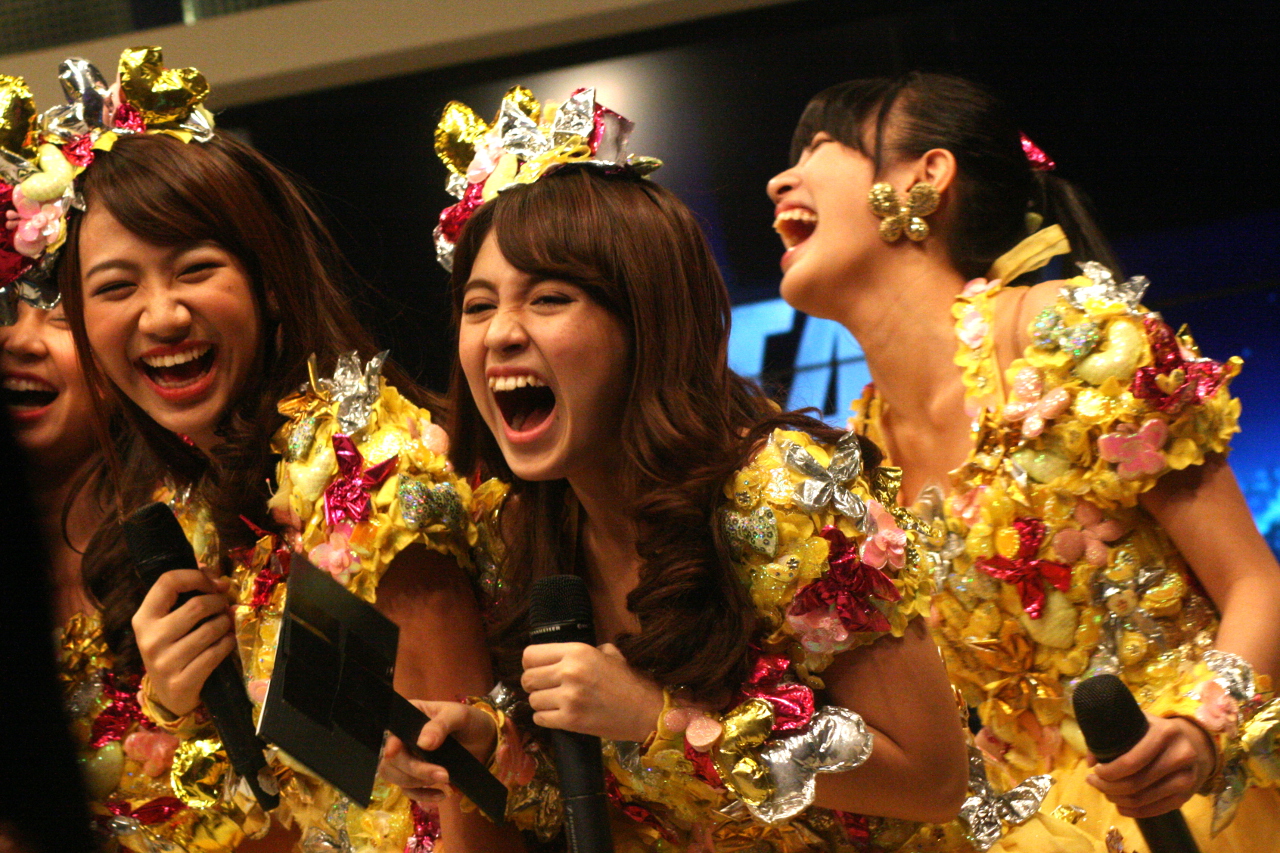 Nabilah – Viny – Shania -Shanju- JKT48 Hitam Putih TransTV Jakarta 17-09-2014