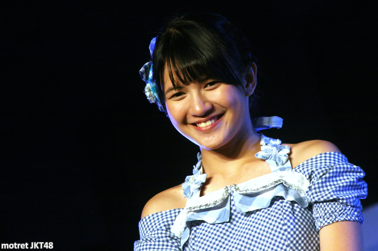 Ratu Vienny Fitrilya -Viny- JKT48 Gingham Check Handshake Festival Jakarta 04-10-2014