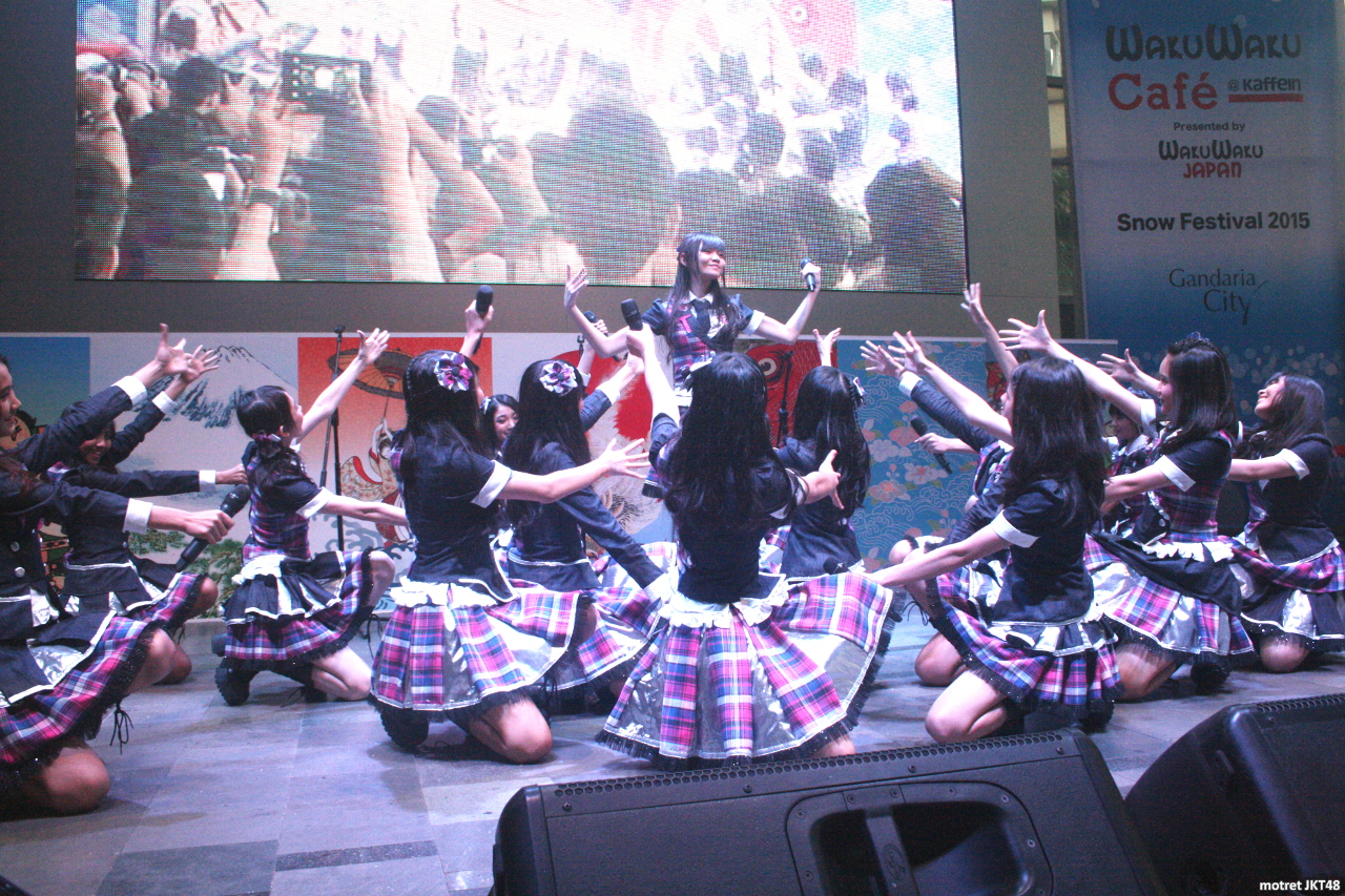 Andela Yuwono dan JKT48 Tim T Debut Waku Waku Cafe Snow Festival Jakarta 25-01-2015