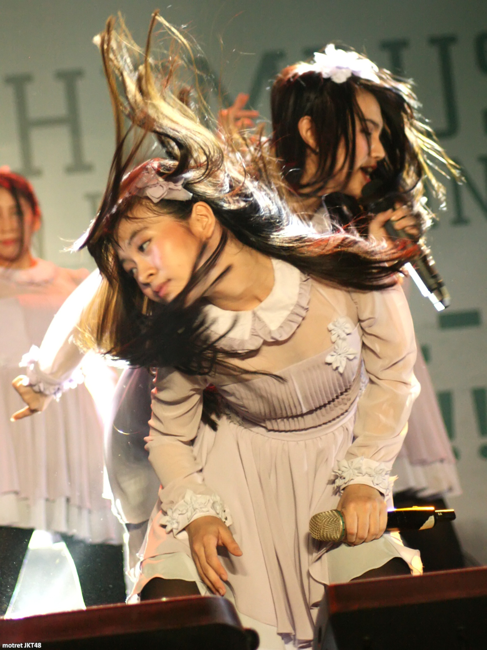 Cindy Yuvia -Yupi- — Melody Nurramdhani Laksani JKT48 Kaze Wa Fuiteiru — Angin Sedang Berhembus Handshake Festival Jakarta 28-02-2015