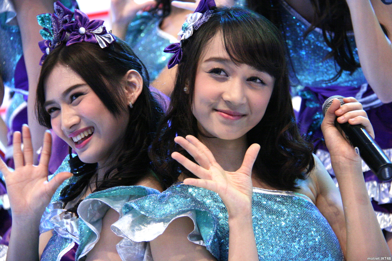 Melody Nurramdhani Laksani -- Ayana Shahab -Achan- JKT48 Honda Booth GIIAS BSD City 22-08-2015