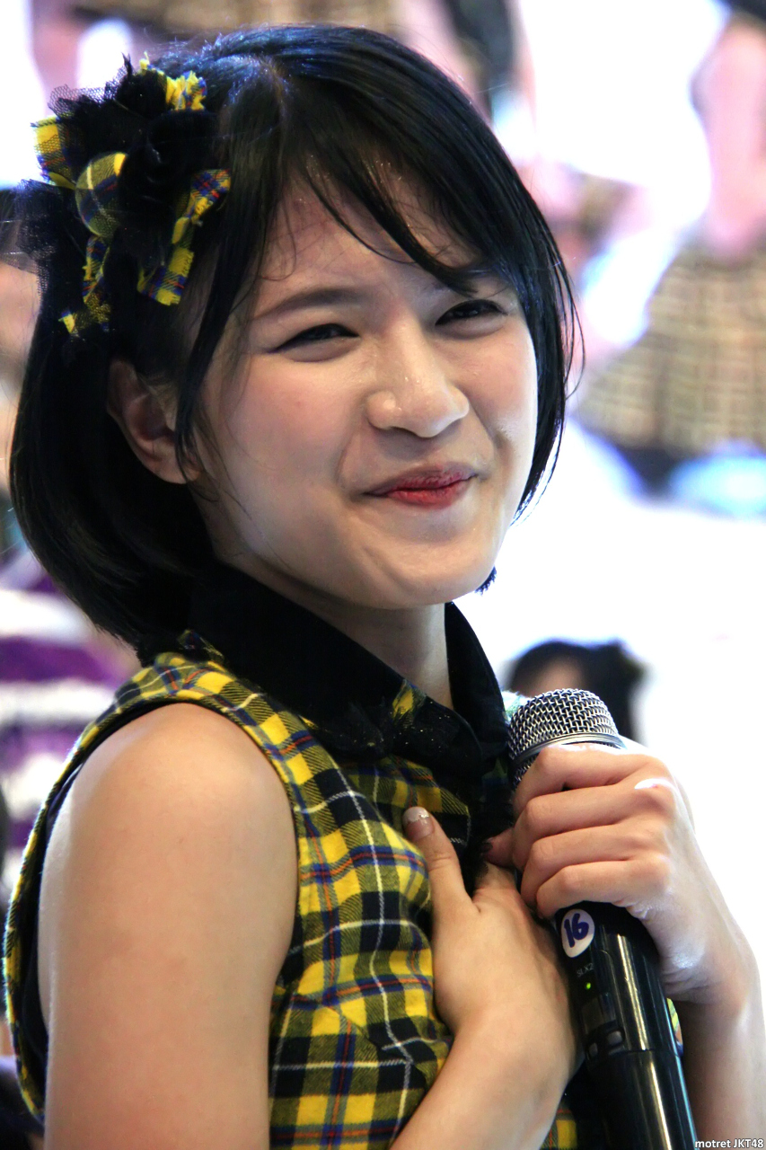 Ratu Vienny Fitrilya -Viny- JKT48 Honda Booth GIIAS BSD City 22-08-2015