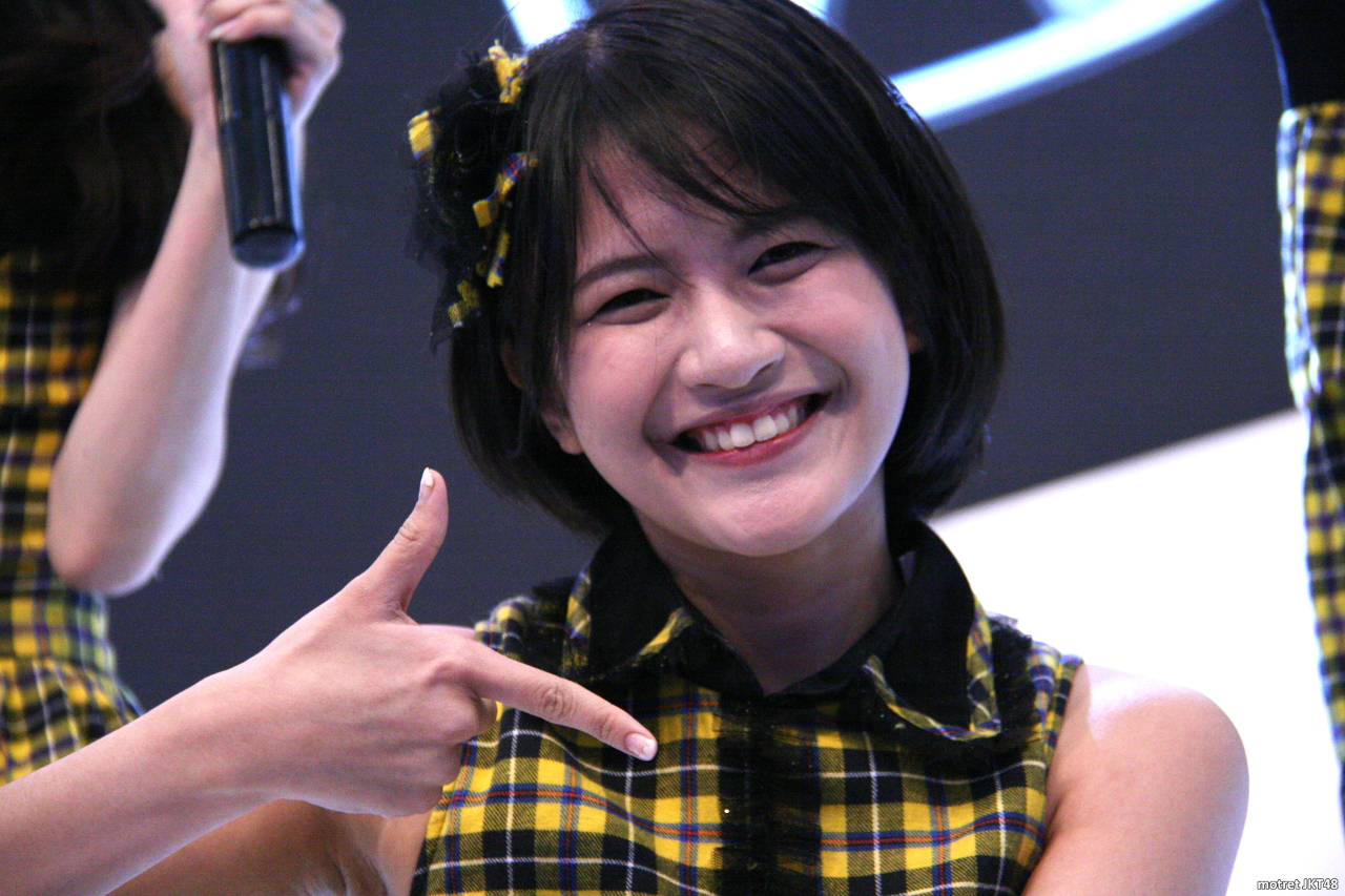 Ratu Vienny Fitrilya -Viny- JKT48 Honda Booth GIIAS BSD City 22-08-2015