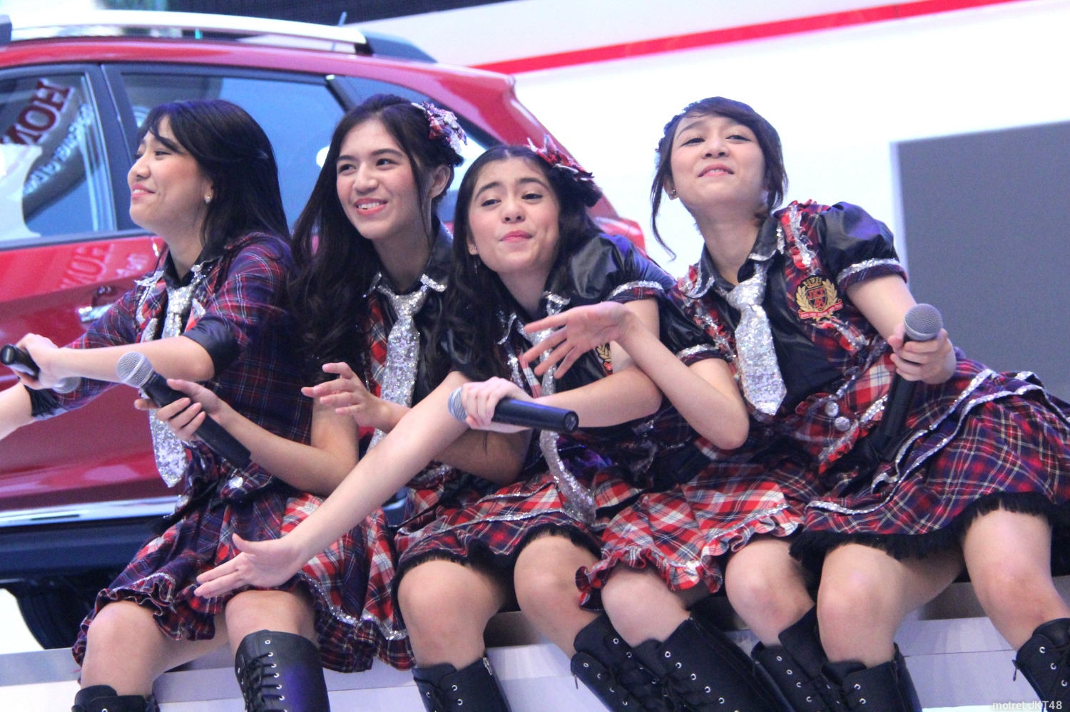 Shania -Shanju- — Gaby — Vanka -Thacil- — Ayana -Achan- JKT48, Booth Honda, Gaikindo Indonesia International Auto Show (GIIAS), Serpong 29-08-2015
