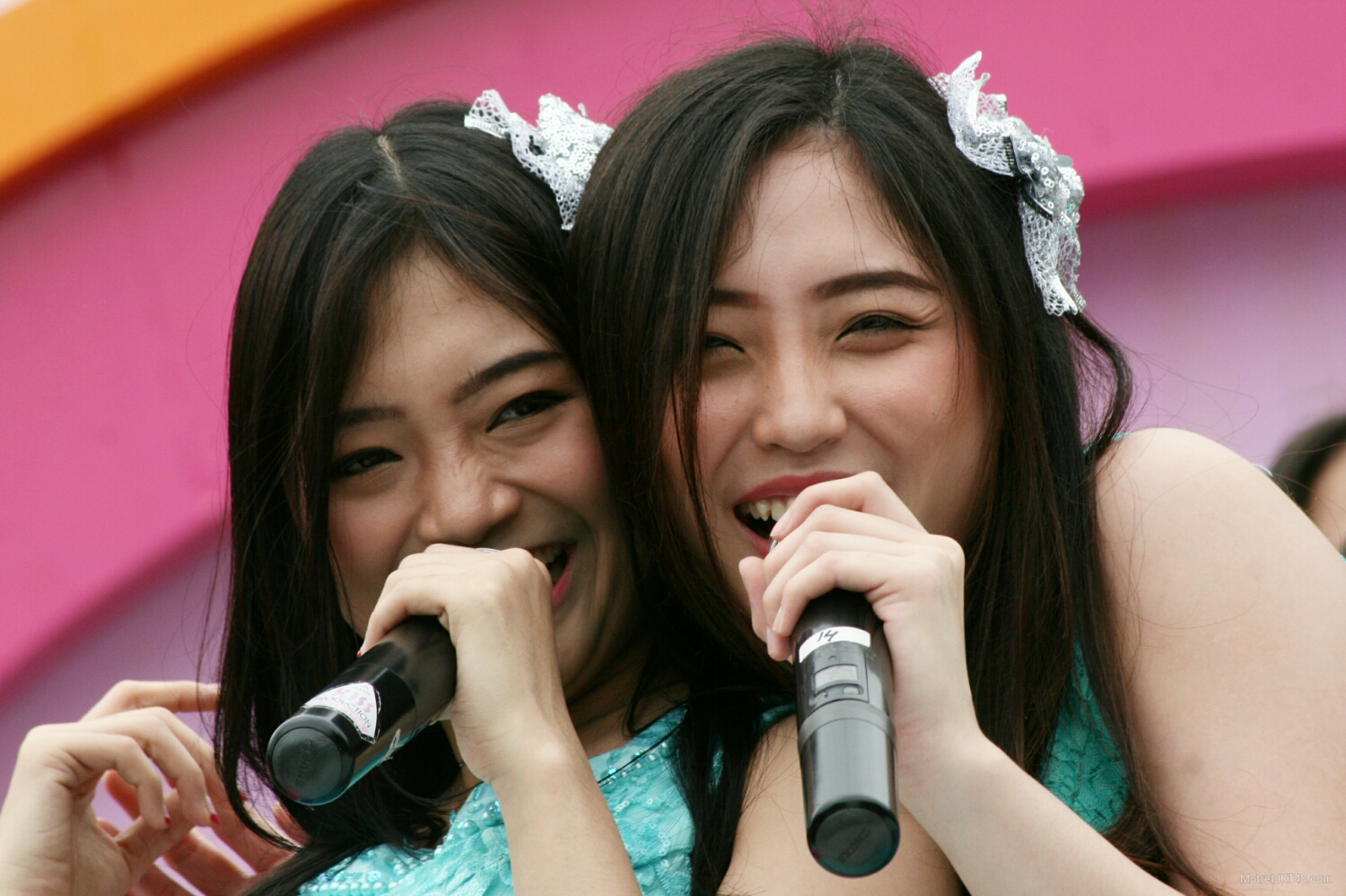 Sendy Ariani dan Shinta Naomi JKT48 di Dahsyat RCTI, Jakarta 17-12-2015