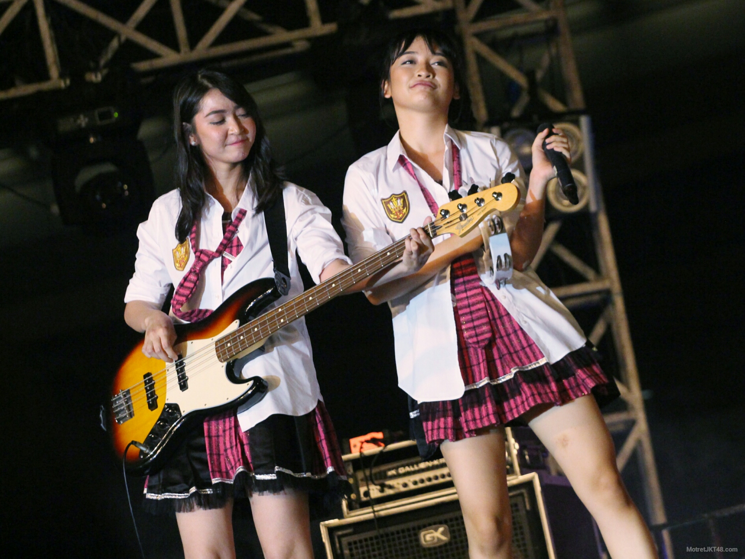 Devi Kinal Putri dan Jessica Veranda (Ve) JKT48 4th Anniversary Countdown Festival 2016, Alam Sutera Tangerang 31-12-2015