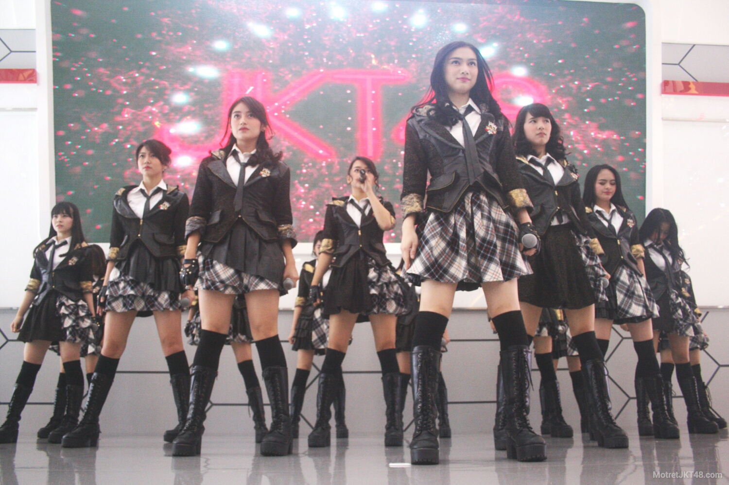 JKT48 Indonesia International Motor Show (IIMS) 2016 Jakarta 09-04-2016