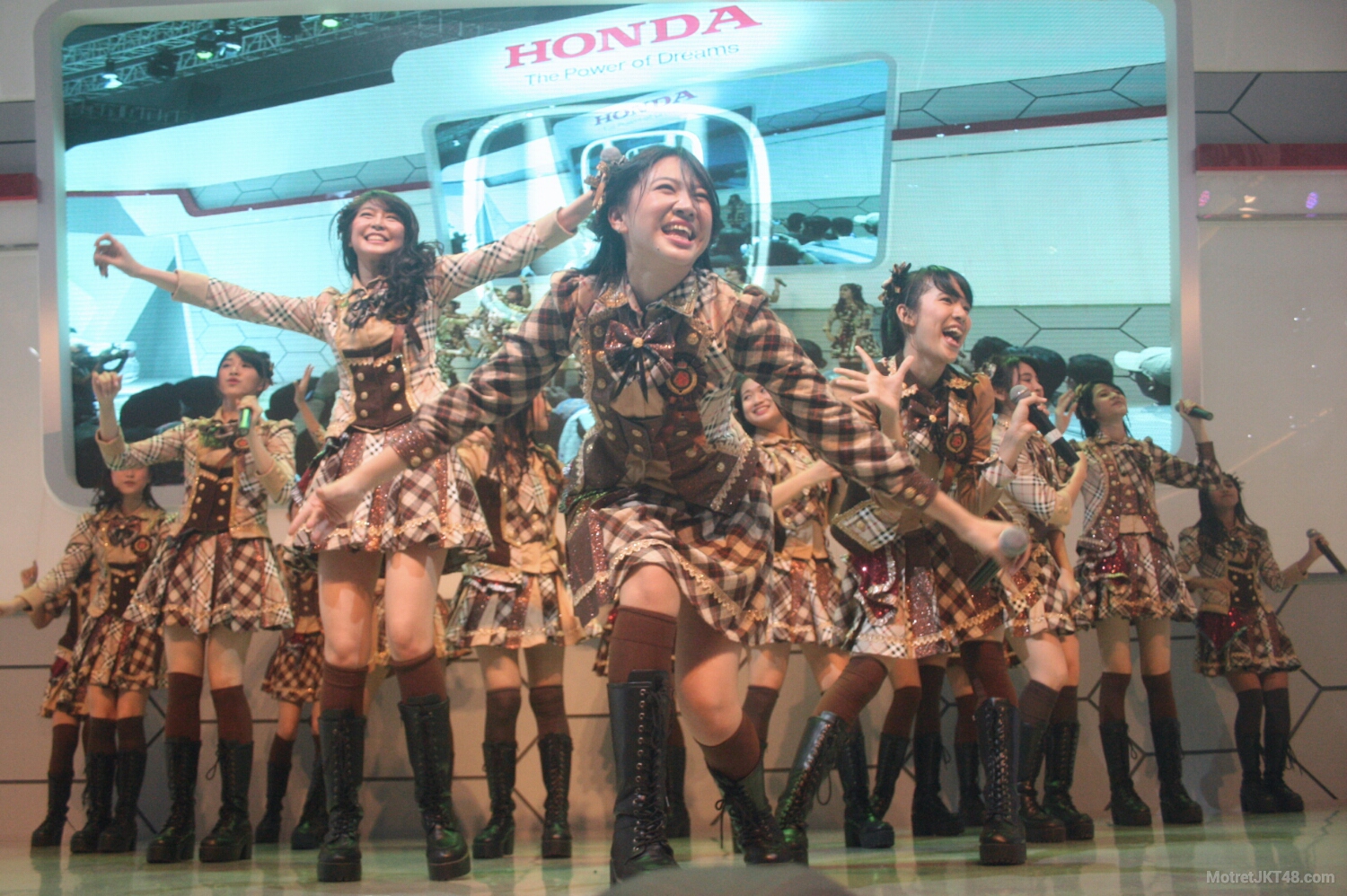 Shania Junianatha (Shanju) dan JKT48 Honda Booth Indonesia International Motor Show (IIMS) 2016 JIExpo Kemayoran 16-04-2016