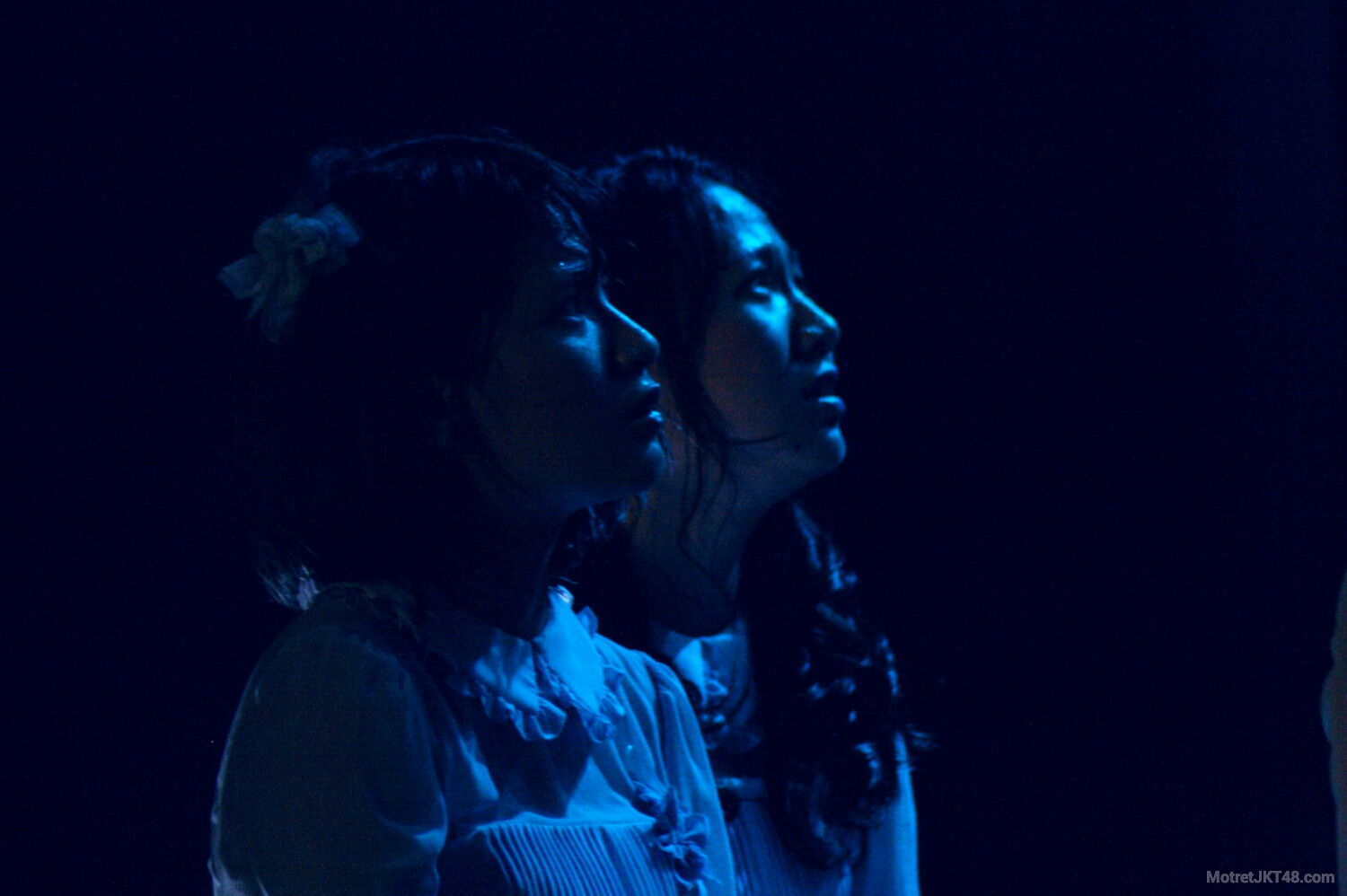 Ratu Vienny Fitrilya (Viny) dan Shania Junianatha (Shanju) JKT48 Kaze Wa Fuiteiru Handshake Festival Jakarta 28-02-2015