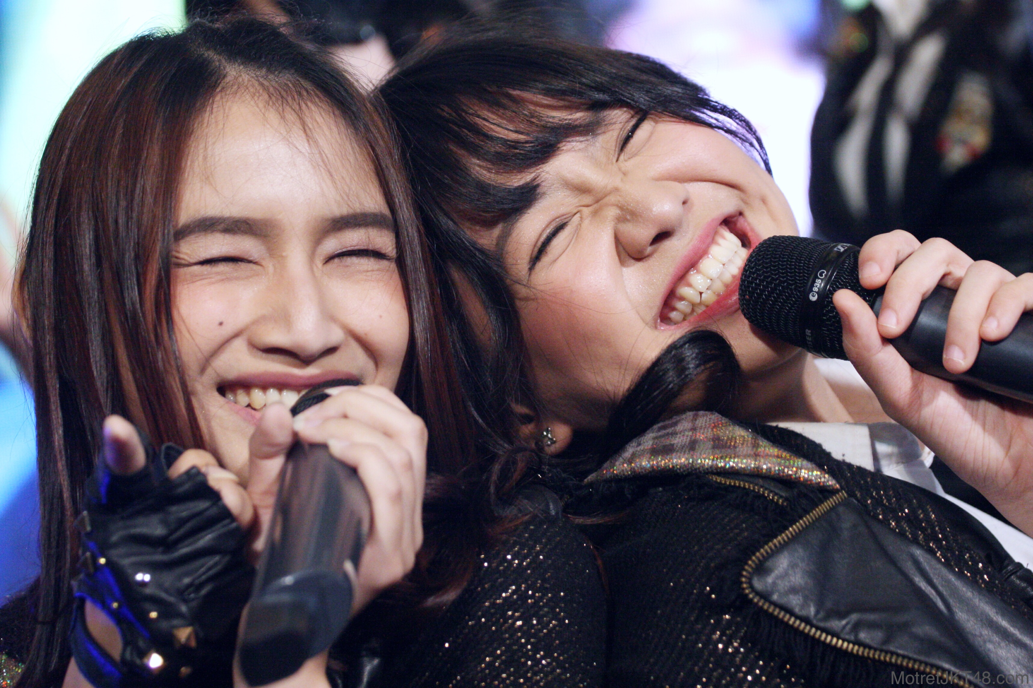Frieska Anastasia Laksani dan Shania Junianatha (Shanju) JKT48 Honda Brio Jazz Tuning Contest Jakarta 01-01-2016