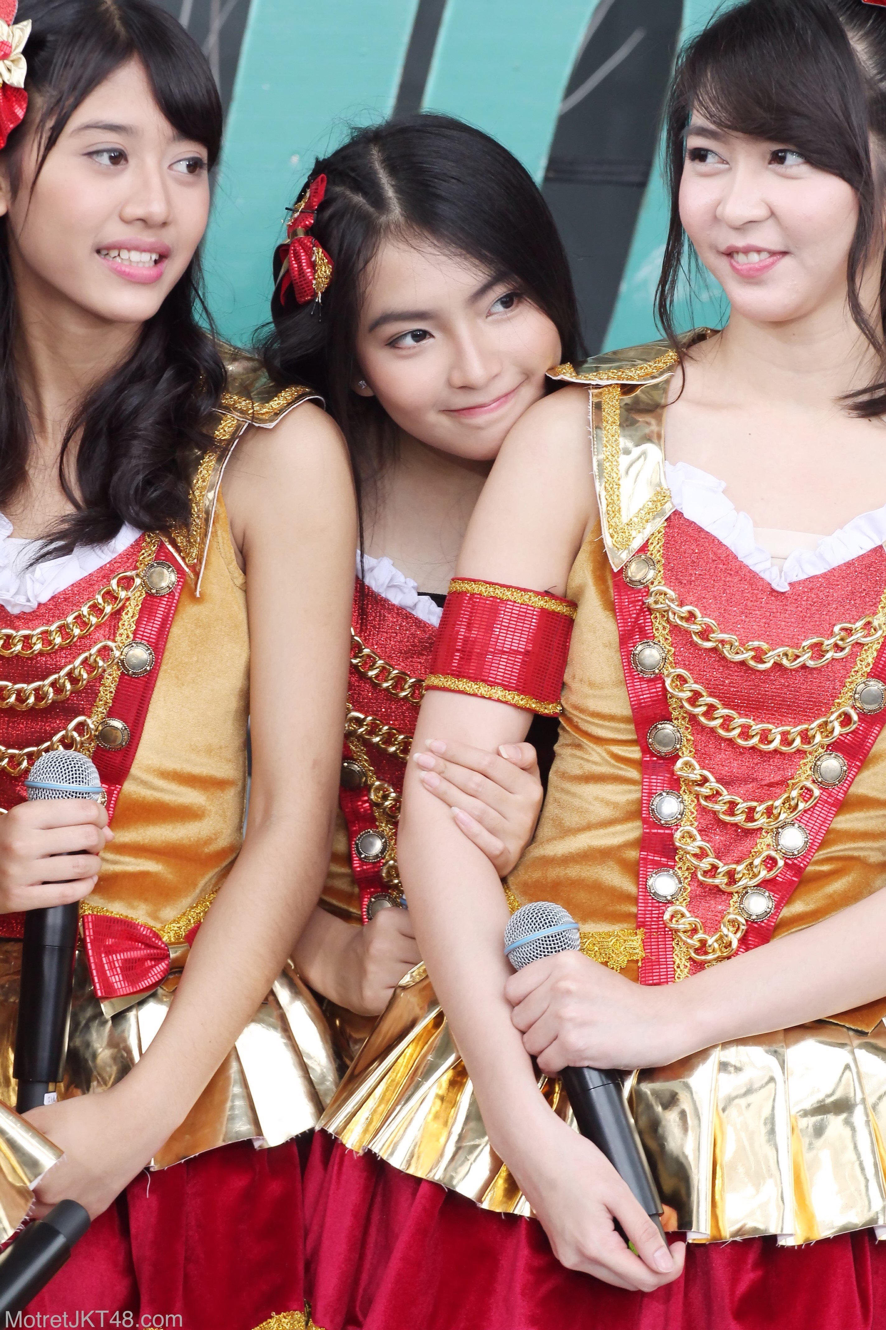 Devi, Gracia, Veranda (Ve) JKT48 Rumah Mama Amy MNC TV Jakarta 10-02-2017 1