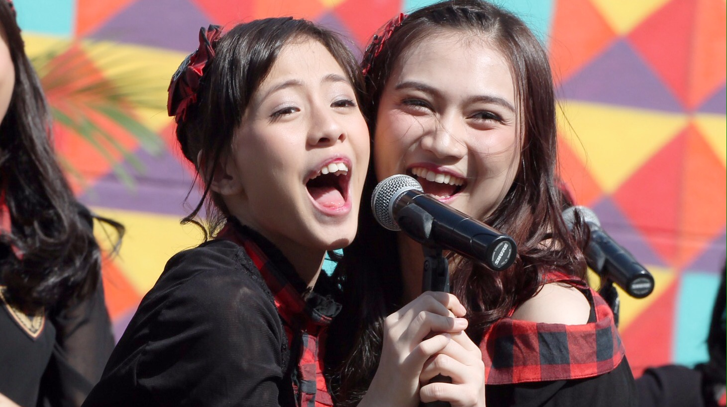 Adhisty Zara dan Melody Nurramdhani Laksani JKT48 Dahsyat RCTI Jakarta 29-04-2017