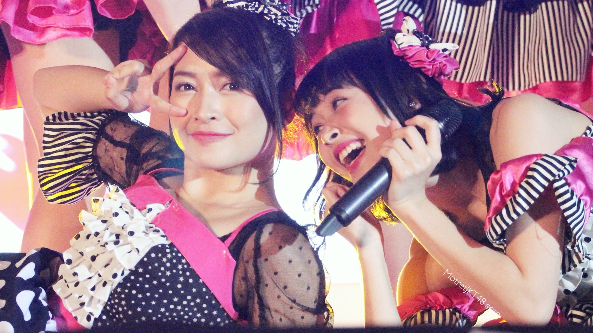 Devi Kinal Putri dan Feni Fitriyanti JKT48 Konser 6th Birthday Party Big Bang Jakarta 23-12-2017